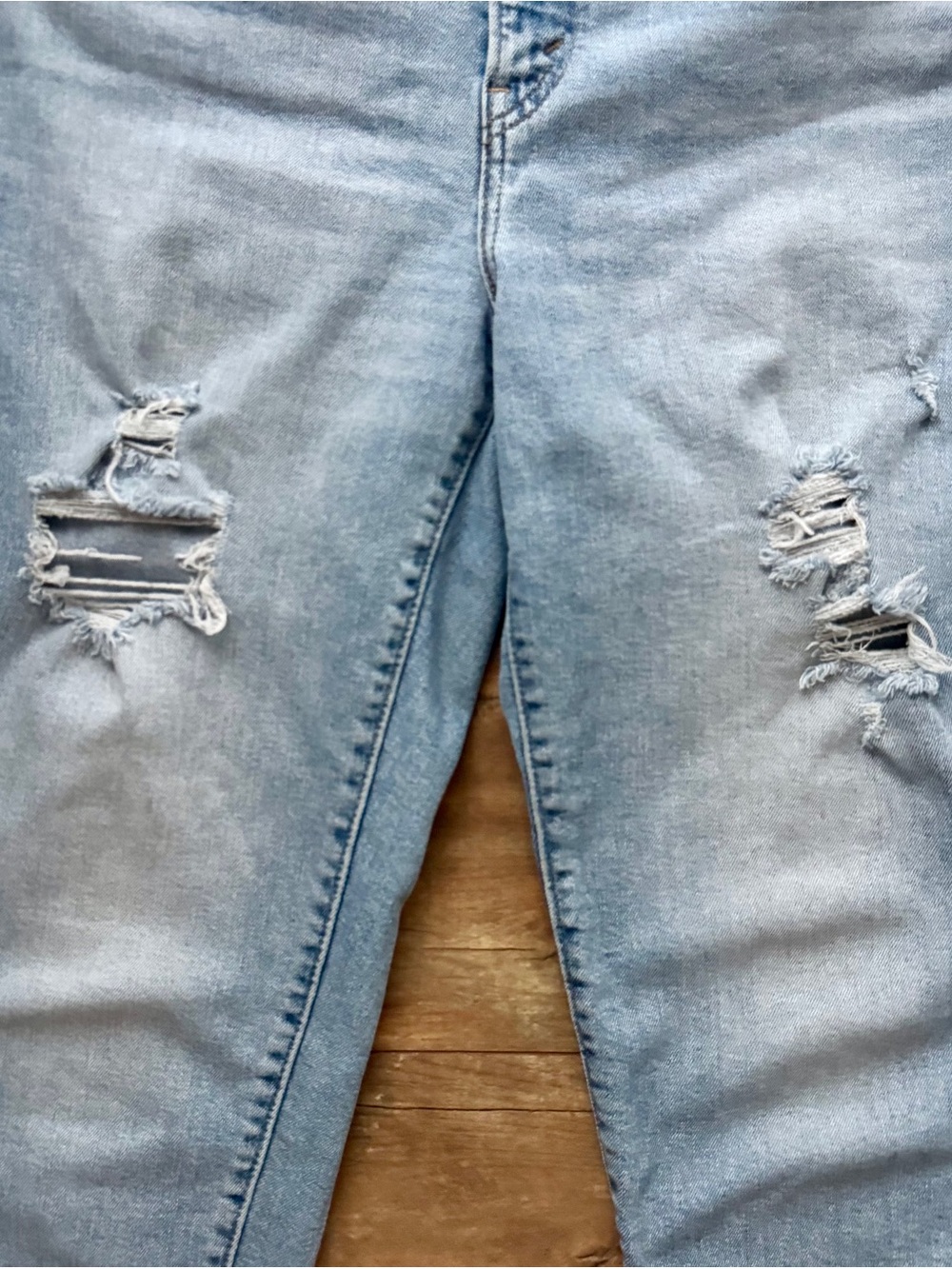 Levi’s Silver Tab Light Wash Distressed High Rise Mom Jean Stretch Denim Size 29 - Picture 4 of 8